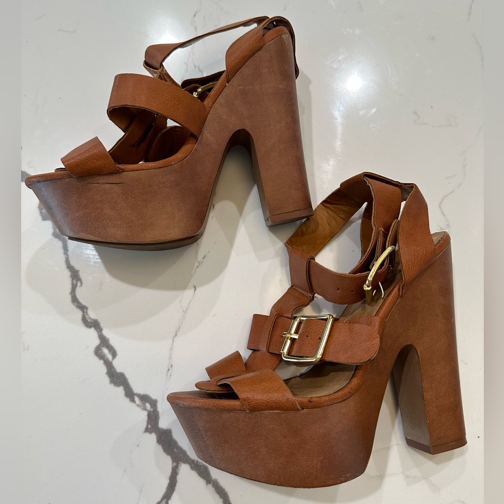 Breckelle’s Brown Heels with Gold Details Size 6